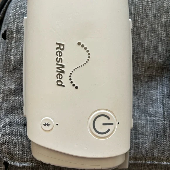 ResMed AirMini cpap with travel case, cord and hose - Picture 3 of 6